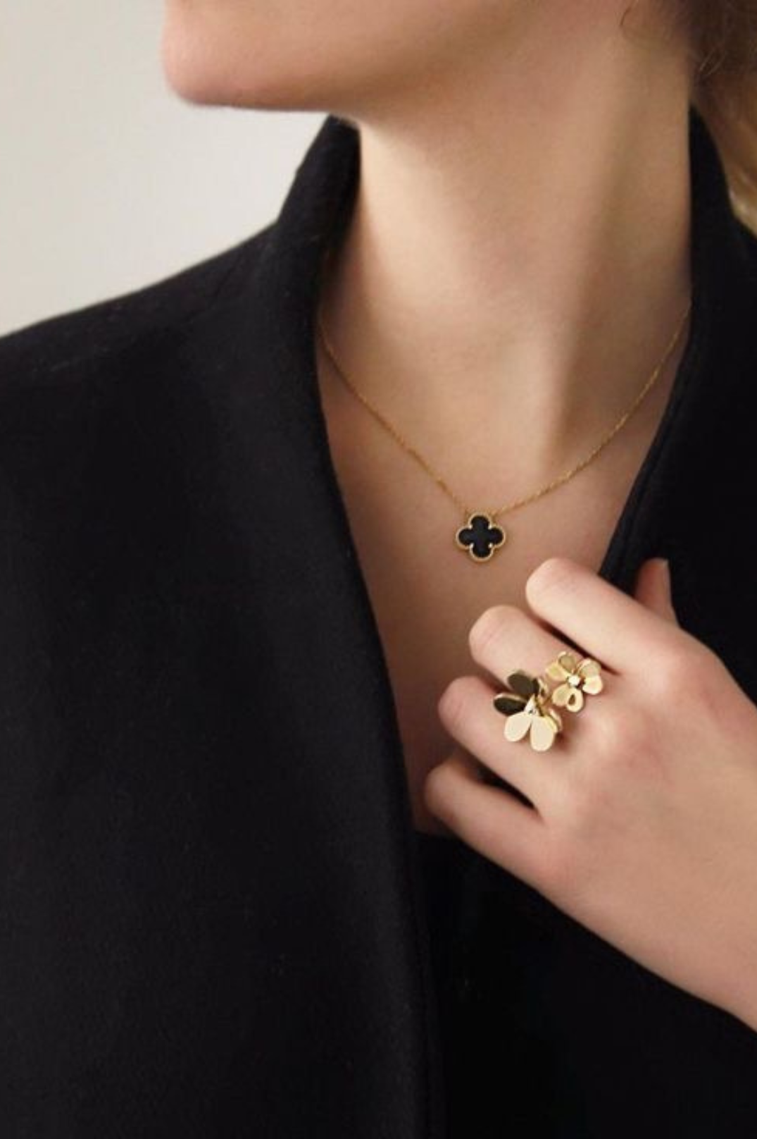 Elegant Black Necklace in Gold